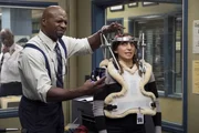 Terry Jeffords (Terry Crews, l.); Gina Linetti (Chelsea Peretti, r.)