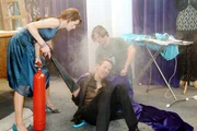 Bruno (Tim Sander, r.) gelingt es zusammen mit Nora (Julia Malik, l.), Hugo (Hubertus Regout, M.) vor den Flammen zu bewahren ...