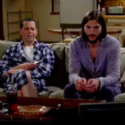 L-R: Alan (Jon Cryer) und Walden (Ashton Kutcher)