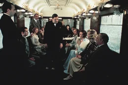 Der ber&uuml;hmte belgische Detektiv Hercule Poirot (Albert Finney, m.) reist mit dem Orient-Express von Istanbul nach Calais. Auf jugoslawischem Gebiet bleibt der Zug im Schnee stecken und einer der Passagiere wird ermordet aufgefunden. Poirot trommelt alle Passagiere zusammen und verh&ouml;rt sie nacheinander. Er findet heraus, dass der Mord mit einem fr&uuml;heren Verbrechen zusammen h&auml;ngt.