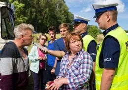 Ende einer Dienstfahrt: Die polnische Polizei l&auml;sst Klaus (J&ouml;rg Sch&uuml;ttauf, li.) pusten &ndash; mit b&ouml;sen Folgen. Jule (Karolyna Lodyga, 2. v. li.), Uwe (S&ouml;nke M&ouml;hring, 3. v. li.), Krzysztow (Piotr Witkowski) und Inge (Marie Gruber, 3. v. re.) sehen schon das Ungl&uuml;ck kommen.