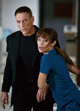 Phillip (Jean-Claude Van Damme) und Suzanne (Autumn Reeser)    +++ Die Verwendung des sendungsbezogenen Materials ist nur mit dem Hinweis und Verlinkung auf RTL+ gestattet. +++