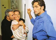 Schmidt (Walter Sittler, r.) ist überrascht, dass Nikola (Mariele Millowitsch) am frühen Morgen schon Besuch von Thomas Tewes (Robert Giggenbach) hat.