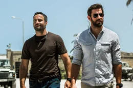 L-R: Tig (Dominic Fumusa) und Jack Silva (John Krasinski)