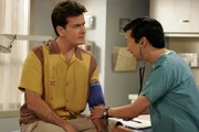 Bevor ein Arzt zu Charlie (Charlie Sheen, l.) kommt, werden ein paar Routineuntersuchungen von einem Pfleger (Ken Jeong, r.) durchgef&uuml;hrt ...