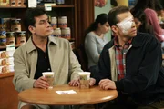 &Uuml;berrascht erblicken Charlie (Charlie Sheen, l.) und Alan (Jon Cryer, r.) Sherri im Coffeshop ...