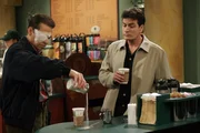 Charlie (Charlie Sheen, r.) beobachtet den ein&auml;ugigen Alan (Jon Cryer, l.), der so seine Probleme im Coffeshop hat ...