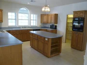 Diese Küche braucht dringend ein Update und Chip und Joanna wissen ganz genau, was für neue Arbeitsflächen und Fußböden dem Ganzen ein neues schönes Erscheinungsbild verschaffen wird ...