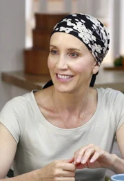 Da Tom während der Chemotherapie zu emotional reagiert, bittet Lynette (Felicity Huffman) ihre Freundinnen, sie zu begleiten ...
