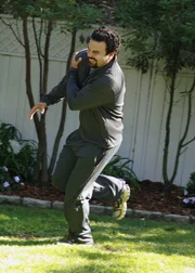 Carlos (Ricardo Antonio Chavira) sorgt für einige Unruhe in der Wisteria Lane, als er in Eile durch die Gärten der Nachbarn hüpft und dort ein riesiges Chaos hinterlässt ...
