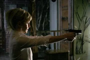 Auf wen hat Det. Lilly Rush (Kathryn Morris) sie Waffe gerichtet? Hat sie den wahren Täter im Visier? Auf wen hat Det. Lilly Rush (Kathryn Morris) sie Waffe gerichtet? Hat sie den wahren Täter im Visier?