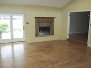 Vor diesem Kamin möchte es sich keiner gemütlich machen, aber die Einrichtungsprofis Chip und Joanna haben bereits einen Plan, wie aus der schlichten Feuerstelle ein lauschiges Plätzchen wird ...