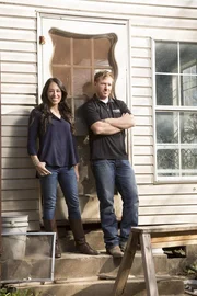 Joanna (l.) und Chip (r.) geben ihr Bestes, um aus langweiligen, tristen Häusern wahre Schmuckstücke zu machen ...