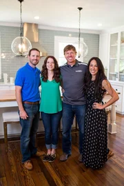 Die jungen Eltern (l. & 2.v.l.) suchen eine gr&ouml;&szlig;ere Bleibe, in der sie sich mit ihren heranwachsenden S&ouml;hnen wohl f&uuml;hlen k&ouml;nnen. Haben Renovierungsprofis Joanna (r.) und Chip Gaines (2.v.r.) ihren Geschmack getroffen?