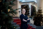 SRF DOK – Inside Gstaad Palace - Luxus und Tradition im Kulthotel. Folge 1 - 4. Lucy Fröhlich, Head of Sales & Events im Gstaad Palace.