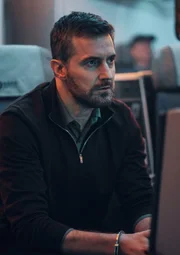 Dr. Matthew Nolan (Richard Armitage)