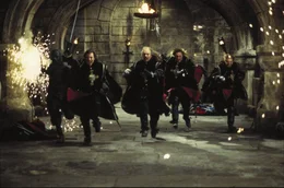 Einer f&uuml;r alle, alle f&uuml;r einen: Die Musketiere D'Artagnan (Gabriel Byrne, 2.v.l.), Athos (John Malkovich, m.), Porthos (G&eacute;rard Depardieu, 2.v.r.), Aramis (Jeremy Irons, r.) und ihr Sch&uuml;tzling Philippe (Leonardo DiCaprio, l.).