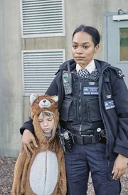 Der fünfjährige Ben (Rex Parry) und die Polizeischülerin Lizzie Adama (Tahirah Sharif) bleiben als einzige Zeugen zurück.