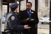 Det. Edward Green (Jesse L. Martin) beginnt mit den Ermittlungen nach einem Anschlag im Rathaus