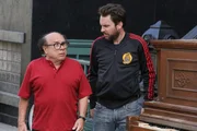 Frank Reynolds (Danny DeVito, l.); Charlie Kelly (Charlie Day, r.)