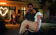 Hat seine Traumfrau (Hannah Herzsprung, r.) erobert: Joseph (Elyas M'Barek, l.) ...