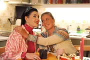 Sarah (Sophie Reiml, rechts) versucht Tina (Anita Eichhorn, links) zu überzeugen ihre Weihnachtspläne über Bord zu werfen und mit ihr und Maja zu feiern.