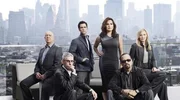 Im Einsatz für Gerechtigkeit: Det. Johon Munch (Richard Belzer, 2.v.l.), Capt. Donald Cragen (Dann Florek, l.), Det. Nick Amaro (Danny Pino, 3.v.l.), Det. Olivia Benson (Mariska Hargitay, 3.v.r.), Det. Odafin "Fin" Tutuola (Ice-T, 2.v.r.) und Det. Amanda Rollins (Kelli Giddish, r.)
