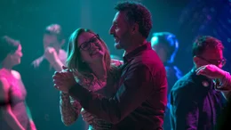 Gloria (Julianne Moore) erlebt einen rauschenden Discoabend mit Arnold (John Turturro).