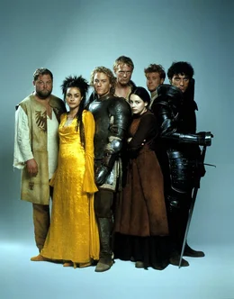 Auf in den Kampf: (v.l.n.r.) Roland (Mark Addy), Lady Jocelyn (Shannyn Sossamon), William (Heath Ledger), Geoffrey (Paul Bettany), Kate (Laura Fraser), Wat (Alan Tudyk) und Count Adhemar von Anjou (Rufus Sewell) ...