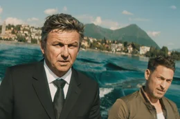 L-R: Klaus Burg (Hans Sigl) wird von Morales' Handlanger Mike (Julian Schmieder) vom Anwesen entfernt.