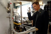 Detective Mac Taylor (Gary Sinise) nimmt den Apparat sehr genau unter die Lupe: Handelt es sich bei dem aufwendigen Gerät tatsächlich um eine Zeitmaschine? Detective Mac Taylor (Gary Sinise) nimmt den Apparat sehr genau unter die Lupe: Handelt es sich bei dem aufwendigen Gerät tatsächlich um eine Zeitmaschine?