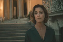 Alessia Morales (Julia Stinshoff) macht sich gro&szlig;e Sorgen um die Zukunft ihrer Familie.