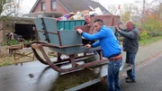 Von links: Werner, Tr&ouml;del-Experte Mauro Corradino und Karsten beim Schlittentransport.