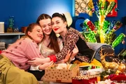 Sarah, Tina und Maja feiern zusammen ein besinnliches Weihnachten in der WG. Von links: Sarah (Sophie Reiml), Maja (Godiva Adela), Tina (Anita Eichhorn).