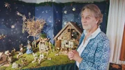 Gisa Obermaier vor ihrer Krippe.