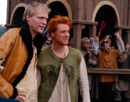 Um William die Chance zu erm&ouml;glichen, am Ritter-Zirkus teilnehmen zu k&ouml;nnen, rufen Geoffrey (Paul Bettany, l.) und Wat (Alan Tudyk, r.) den Ritter "Ulrich von Lichtenstein aus Gelderland" ins Leben ...