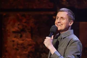 Bereit f&uuml;r seine Happy Hour: Gastgeber und Stand-Up-Comedian Till Reiners