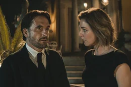 Alessia Morales (Julia Stinshoff) macht sich Sorgen, ob die Pl&auml;ne ihres Mannes, Gabriel Morales (Oliver Mommsen), aufgehen k&ouml;nnen.