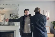 Auf der Suche nach dem Beweisstück in Kierans (Emmet J. Scanlan, li.) Haus wird er auch selbst durchsucht und vernommen.