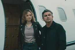 Klaus Burg (Hans Sigl) und seine Tochter Alina (Sofie Eifertinger).