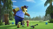 Der B&auml;r in stilechten Golfklamotten.