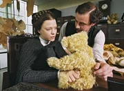 Margarete (Heike Makatsch) und ihr Bruder Fritz (Felix Eitner) haben gemeinsam den ersten B&auml;ren entwickelt und gen&auml;ht.