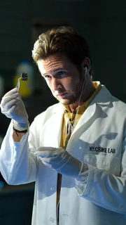 Adam Ross (A. J. Buckley) entdeckt bei der Obduktion der Leiche eines mutma&szlig;lichen M&ouml;rders einen Chip, der sich unter der Haut befand und einen Funksender enth&auml;lt.