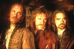 Die drei Musketiere Aramis (Jeremy Irons, r.), Athos (John Malkovich, l.) und Porthos (G&eacute;rard Depardieu, M.) hecken einen geschickten Plan aus: Sie wollen den Mann in der eisernen Maske befreien und gegen den derzeitigen K&ouml;nig austauschen ...