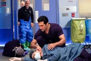 Untersucht seine Kollegen, die zusammengebrochen sind: Dominic Rains als Dr. Crockett Marcel Untersucht seine Kollegen, die zusammengebrochen sind: Dominic Rains als Dr. Crockett Marcel