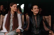 Gebannt nehmen Lady Jocelyn (Shannyn Sossamon, r.) und ihre Zofe Christiana (B&eacute;r&eacute;nice Bejo, l.) an dem Verlauf des Turniers teil ...