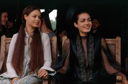 Gebannt nehmen Lady Jocelyn (Shannyn Sossamon, r.) und ihre Zofe Christiana (B&eacute;r&eacute;nice Bejo, l.) an dem Verlauf des Turniers teil ...