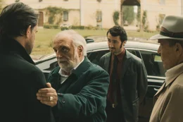 Treffen des Clans, l-r: Gabriel Morales (Oliver Mommsen), Pietro Connagi (Allessandro Bressanello), dessen Sohn Vico (Axel Moustache) und Toto Conte (Orso Maria Guerrini).