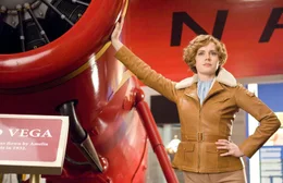 Amelia Earhart (Amy Adams)