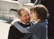 Dr. Werner (Harals Krassnitzer) nimmt Margarete (Heike Makatsch) vor der Klinik in Empfang. Er wird sich nicht nur als Arzt, sondern auch als v&auml;terlicher Freund erweisen.